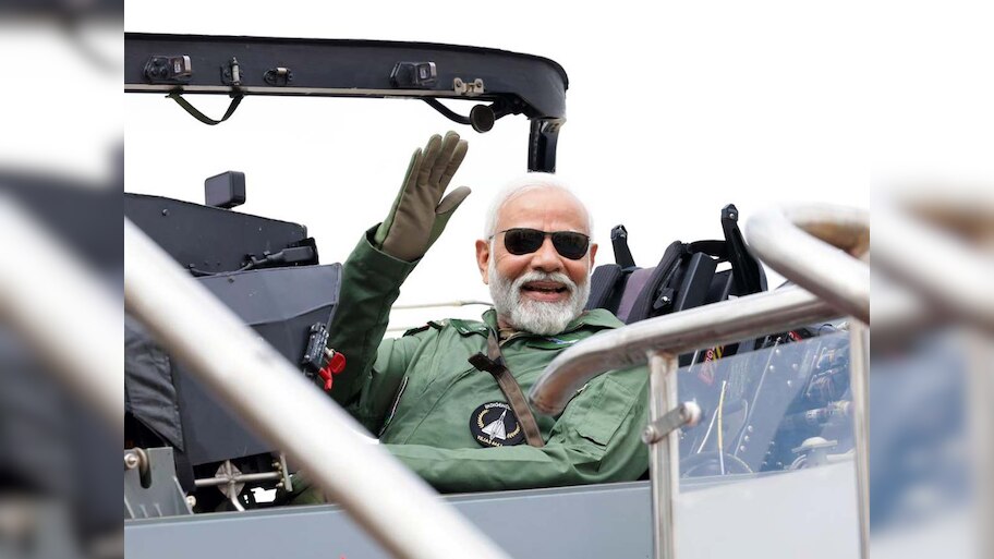 PM Modi ने तेजस में भरी उड़ान; सोशल मीडिया यूज़र्स बोले, अब इस जगह करेंगे सर्जिकल स्ट्राइक!  