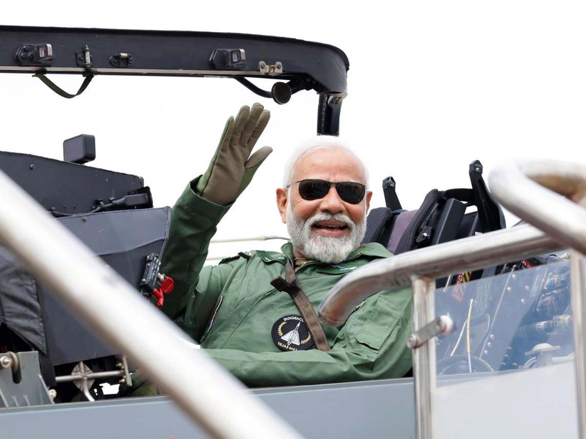 PM Modi ने तेजस में भरी उड़ान; सोशल मीडिया यूज़र्स बोले, अब इस जगह करेंगे सर्जिकल स्ट्राइक! PM Modi ने तेजस में भरी उड़ान; सोशल मीडिया यूज़र्स बोले, अब इस जगह करेंगे सर्जिकल स्ट्राइक!