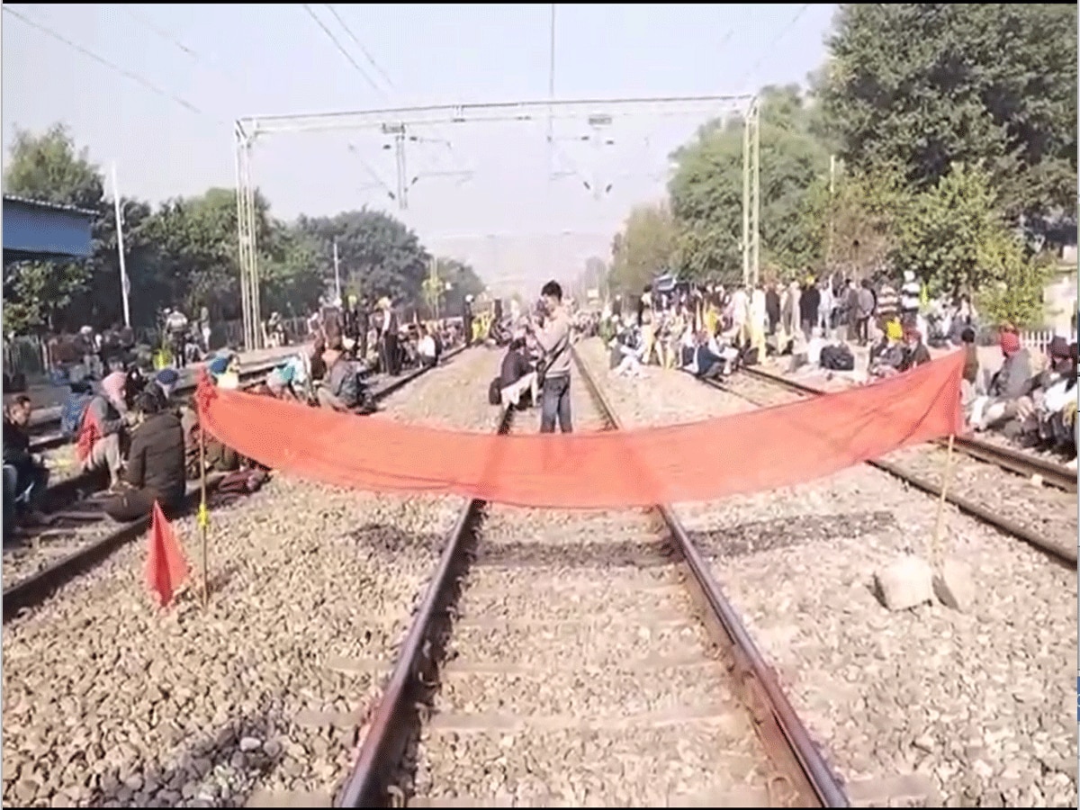 Ambala News: यात्रीगण कृपया ध्यान दें! पूर्व सैनिकों ने किया रेलवे ट्रैक जाम, 37 गाड़ियां रद्द, 20 के रुट डायवर्ड