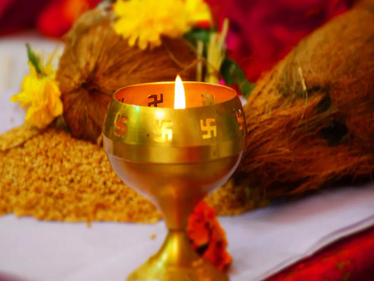 Puja Ke Niyam: शाम को पूजा के समय ना करें ये गलतियां, जानें क्या है वजह