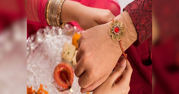 Raksha Bandhan 2024 me kab hai know exact date shubh muhurat rakhi celebraion next year | Raksha Bandhan 2024: साल 2024 में बहन भाई को कब बांधेंगी राखी! अभी नोट करें रक्षाबंधन की तारीख और शुभ मुहूर्त | Hindi News, Religion UP