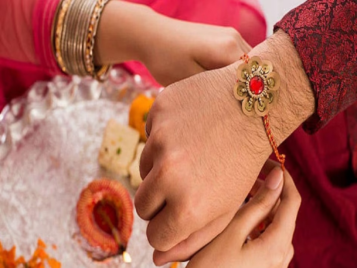 Raksha Bandhan 2024 me kab hai know exact date shubh muhurat rakhi celebraion next year | Raksha Bandhan 2024: साल 2024 में बहन भाई को कब बांधेंगी राखी! अभी नोट करें रक्षाबंधन की तारीख और शुभ मुहूर्त | Hindi News, Religion UP