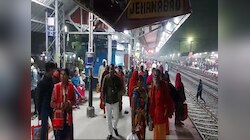 कार्तिक पूर्णिमा को लेकर रेलवे स्टेशन पर उमड़ी भीड़, पटना जाकर करेंगे गंगा स्नान