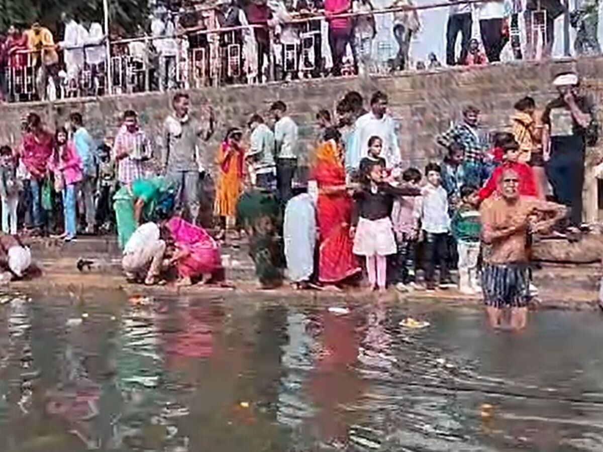 Jhalawar: हजारों श्रद्धालुओं ने कार्तिक पूर्णिमा पर चंद्रभागा नदी में लगाई डुबकी, चप्पे-चप्पे पर पुलिस रही मौजूद