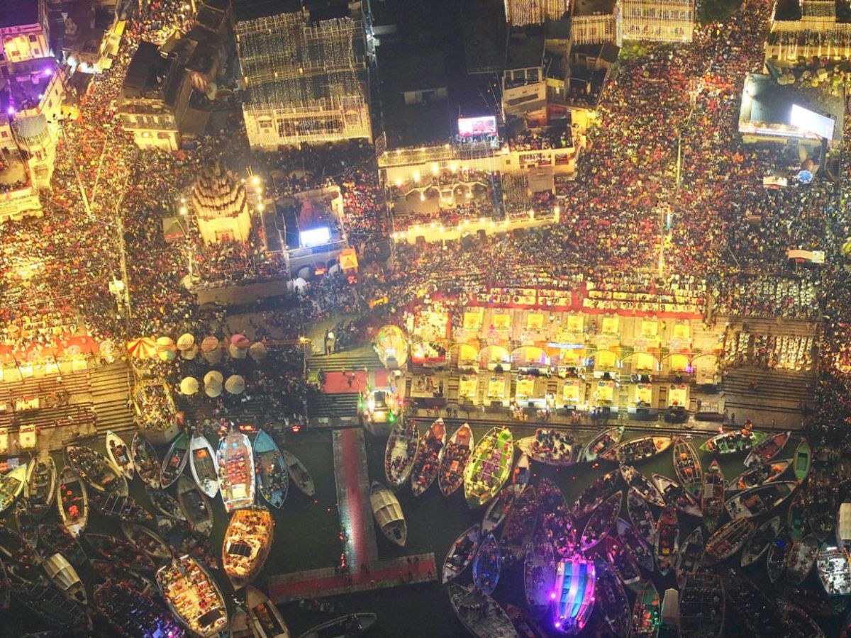 ग्रीन आतिशबाजी और 12 लाख दीपक से रोशन हुए वाराणसी के घाट, हर्षोल्लास से मनी देव दीपावली