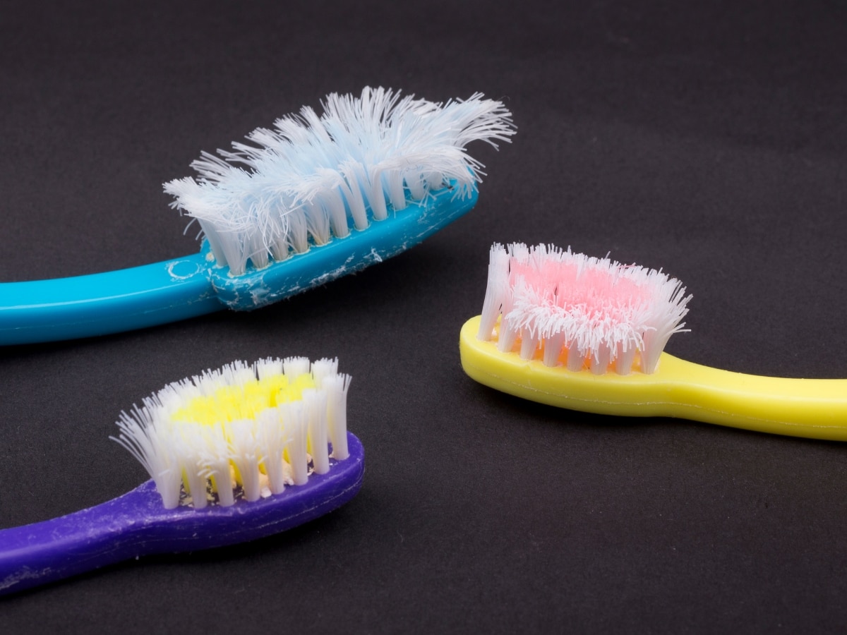 खराब Toothbrush को फेंकने के बजाय इन 5 कामों में लगाएं, घंटों का काम मिनटों में होगा