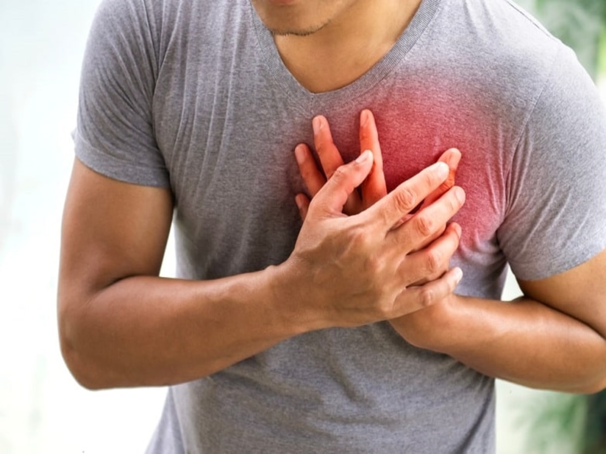 Heart Attack Symptoms: अगर सीने में हो रही परेशानी तो बरतें सावधानी, हो सकता है हॉर्ट अटैक का लक्षण