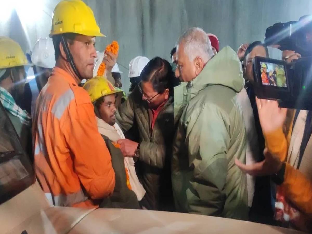 Uttarkashi Tunnel Live News:  17वें द‍िन मिली बड़ी सफलता, 41 मजदूरों को सही सलामत निकाला बाहर 
