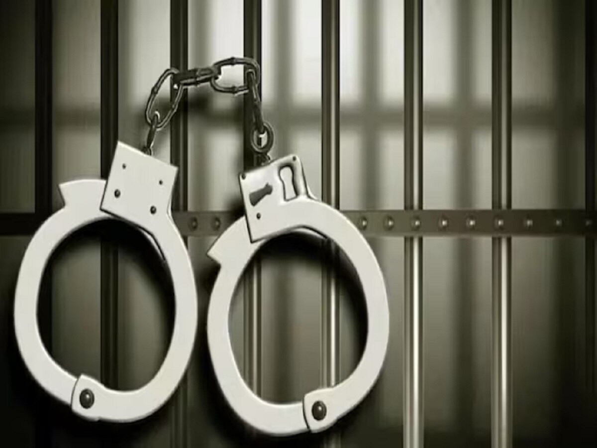 Bihar News : शराब की बोतलें रखने के आरोप में दो पुलिसकर्मी गिरफ्तार, जानें पूरा मामला