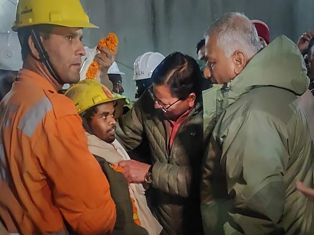 Uttarkashi Tunnel Rescue: 17 दिन बाद मजदूरों ने जीती जिंदगी की जंग, टनल से बाहर आने पर दिखी अलग ही मुस्कान