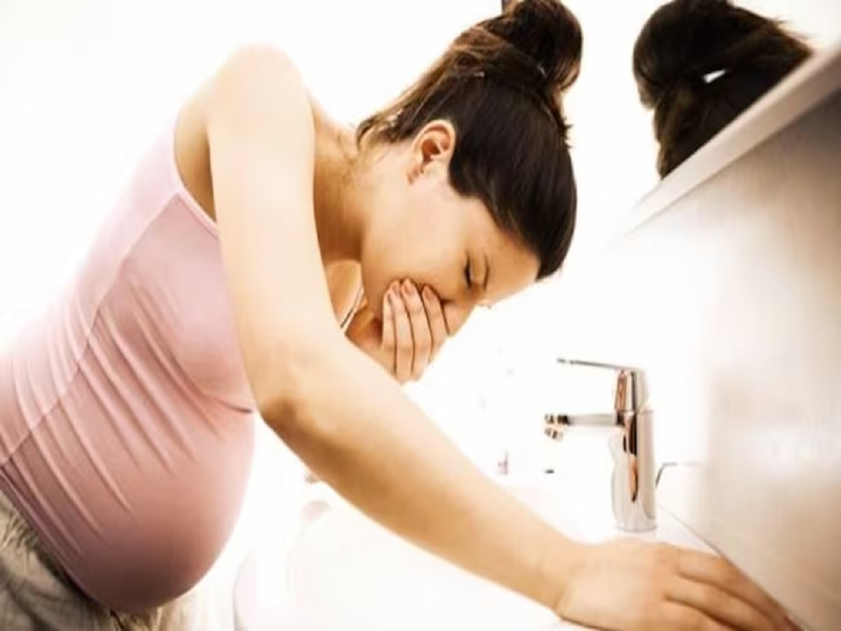 गर्भावस्था के दौरान महिलाओं को क्यों होती है उल्टी? मिनटों में इससे छुटकारा पाने के लिए आजमाएं ये आसान तरीके
