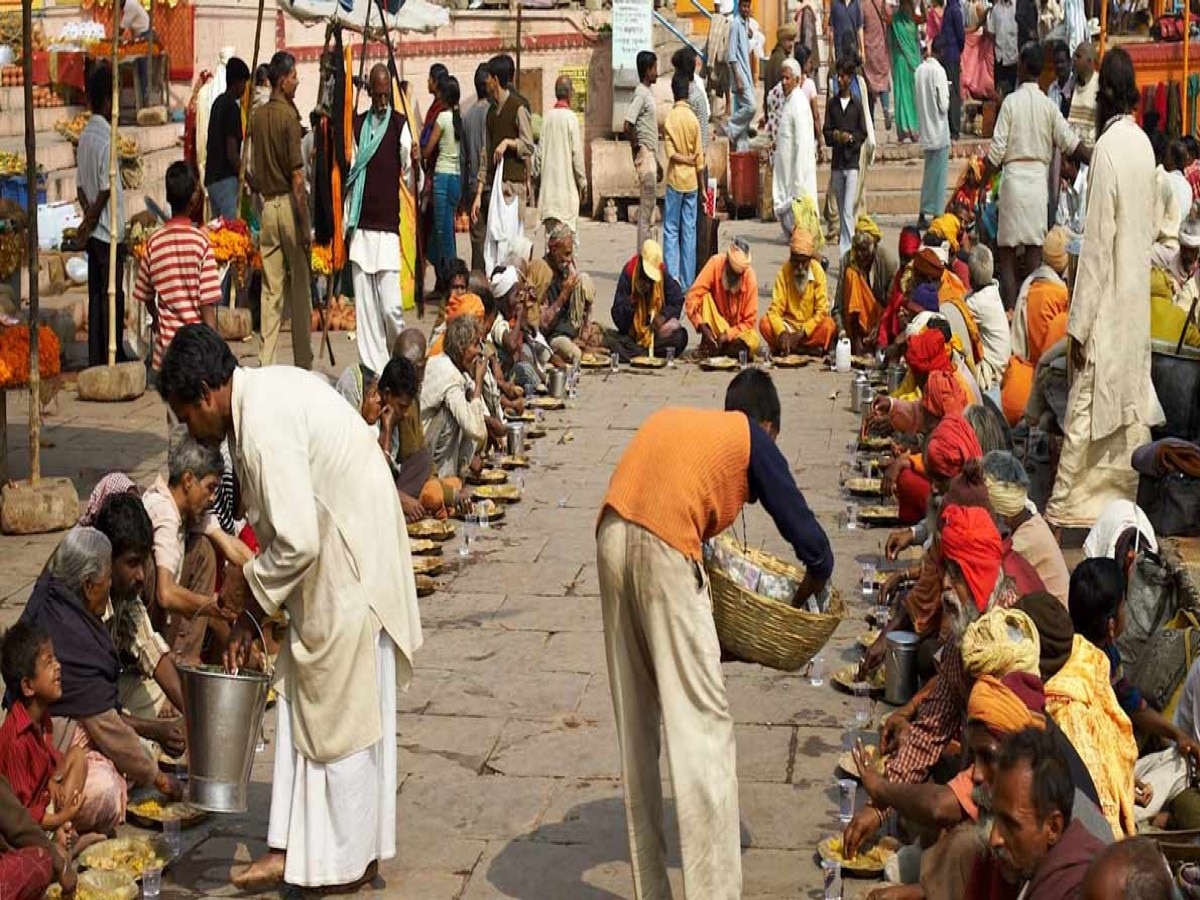 Eating Bhandara: हर किसी को क्यों नहीं खाना चाहिए भंडारा, नहीं पता तो जान लें ये बात 