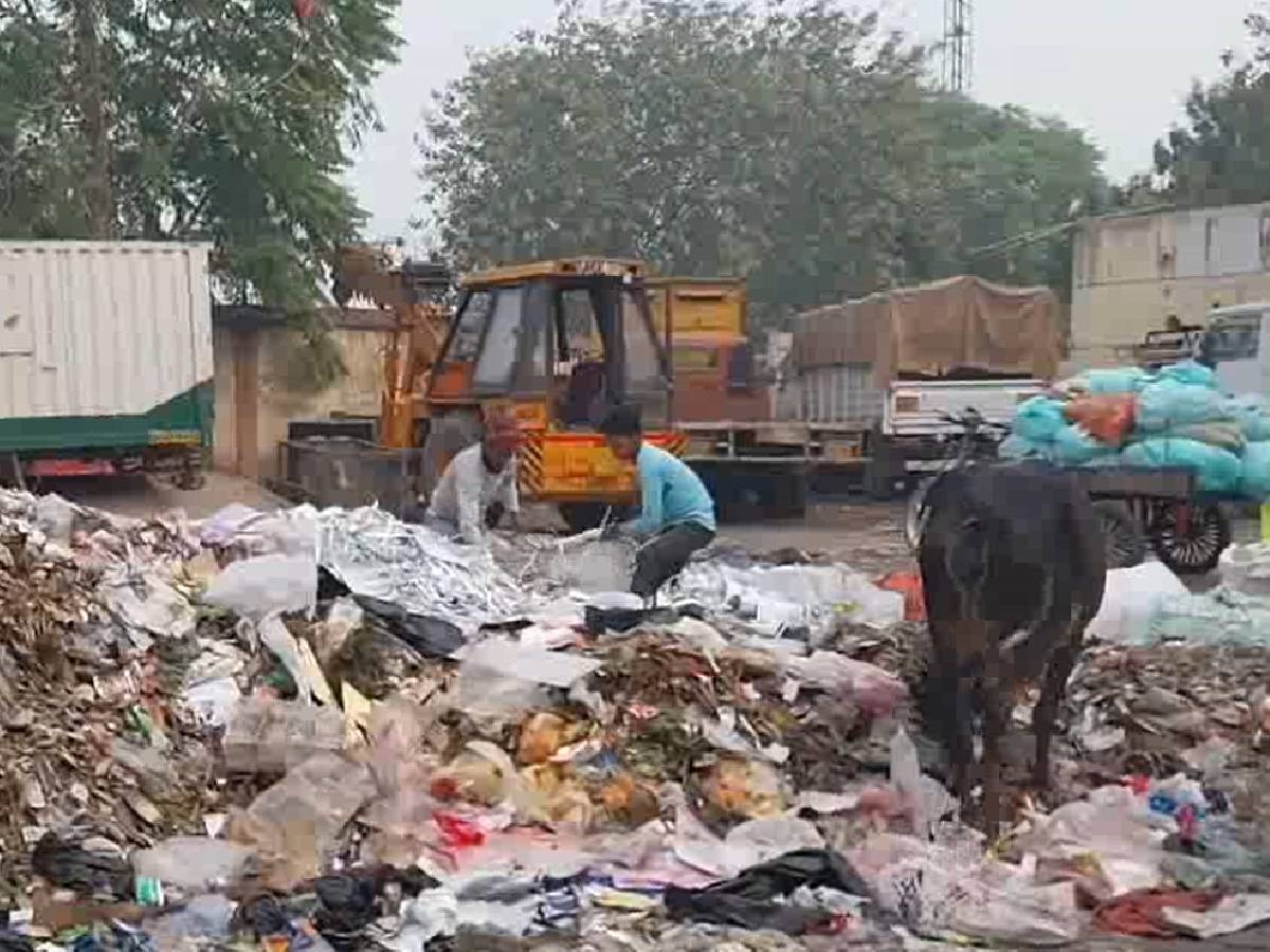 तुगलकाबाद में लापरवाही के पहाड़ से दबकर उखड़ रही हैं सांसें, सड़क पर कूड़े के ढेर बने लोगों के लिए सजा 