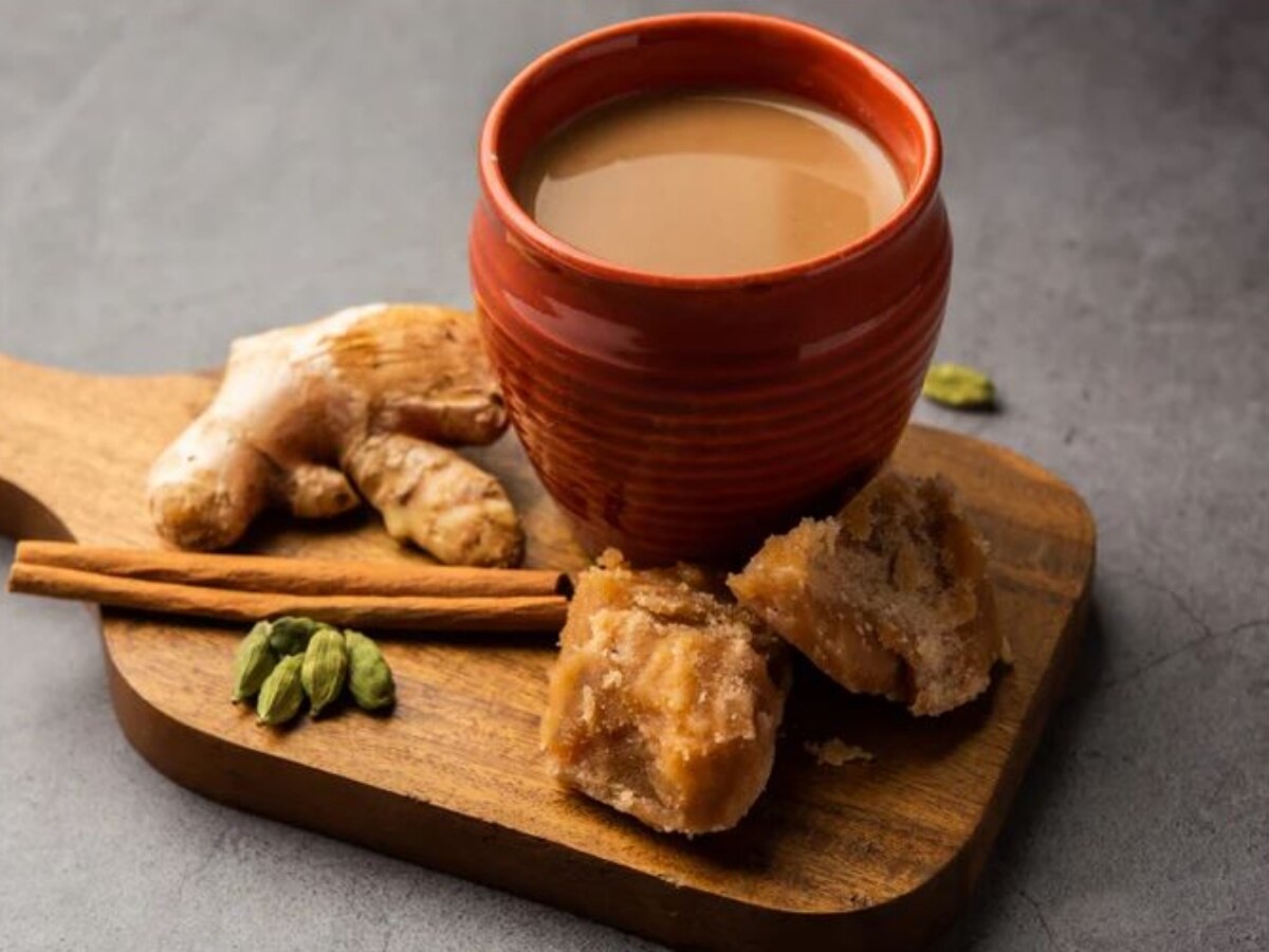 सर्दियों में चीनी की जगह पिएं गुड़ वाली चाय, पास भी नहीं फटकेगी कोई बीमारी 
