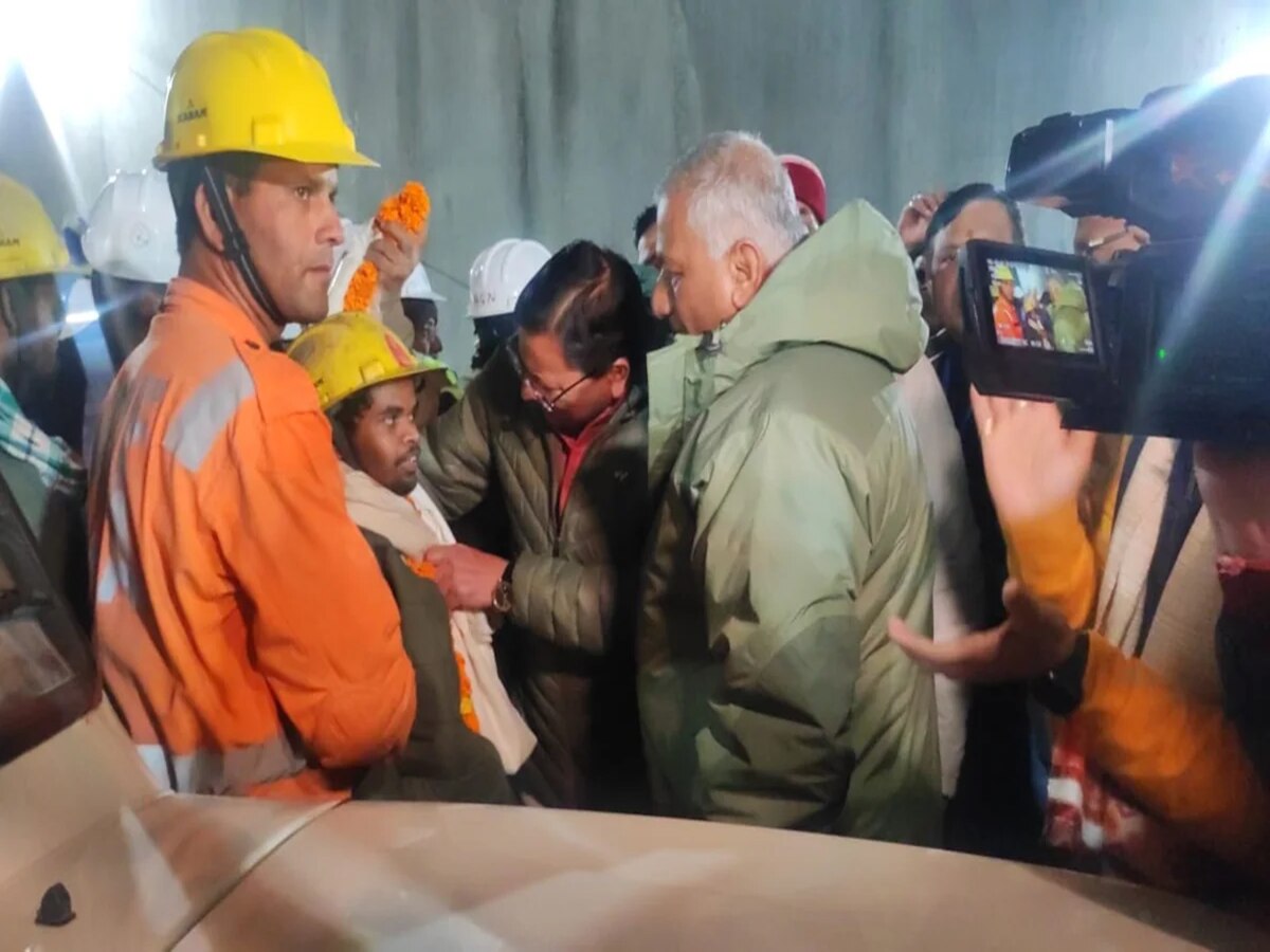 Uttarkashi Tunnel Rescue: बेटे की आस में बैठे थम गई पिता की सांसें, मजदूरों को फ्लाइट से लाने उत्तरकाशी पहुंची टीम