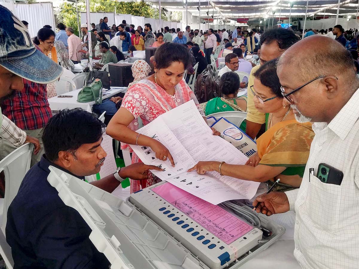 Telangana Assembly Election: तेलंगाना में जारी है वोटिंग, भाजपा-कांग्रेस रोकना चाहते हैं KCR की हैट्रिक, समझें Telangana Assembly Election: तेलंगाना में जारी है वोटिंग, भाजपा-कांग्रेस रोकना चाहते हैं KCR की हैट्रिक, समझें
