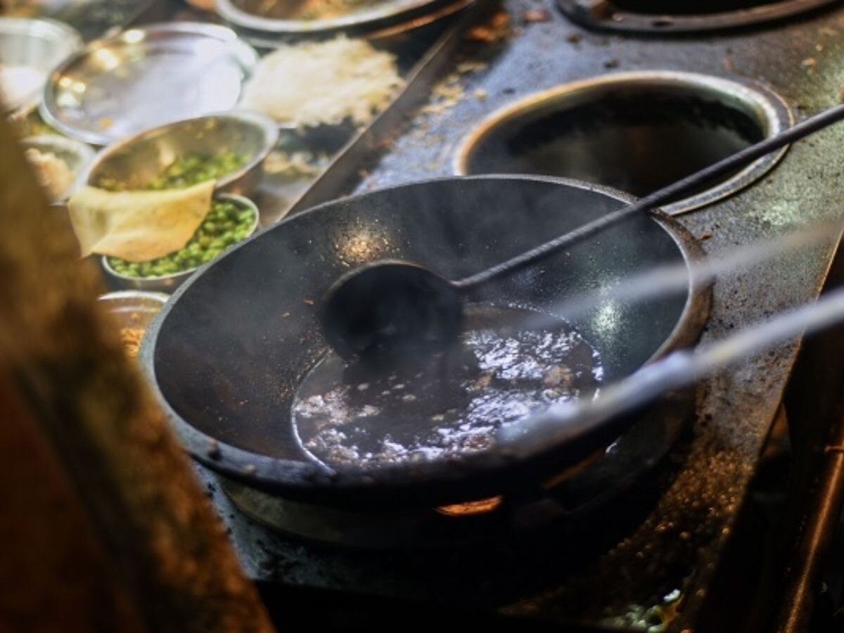 Budaun wedding groom uncle threw boiling oil on the confectioner