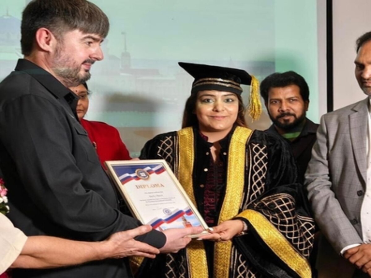 Delhi News: मेयर डॉ शैली ओबरॉय को समाज सेवा के क्षेत्र में डॉक्टरेट की उपाधि से किया गया सम्मानित