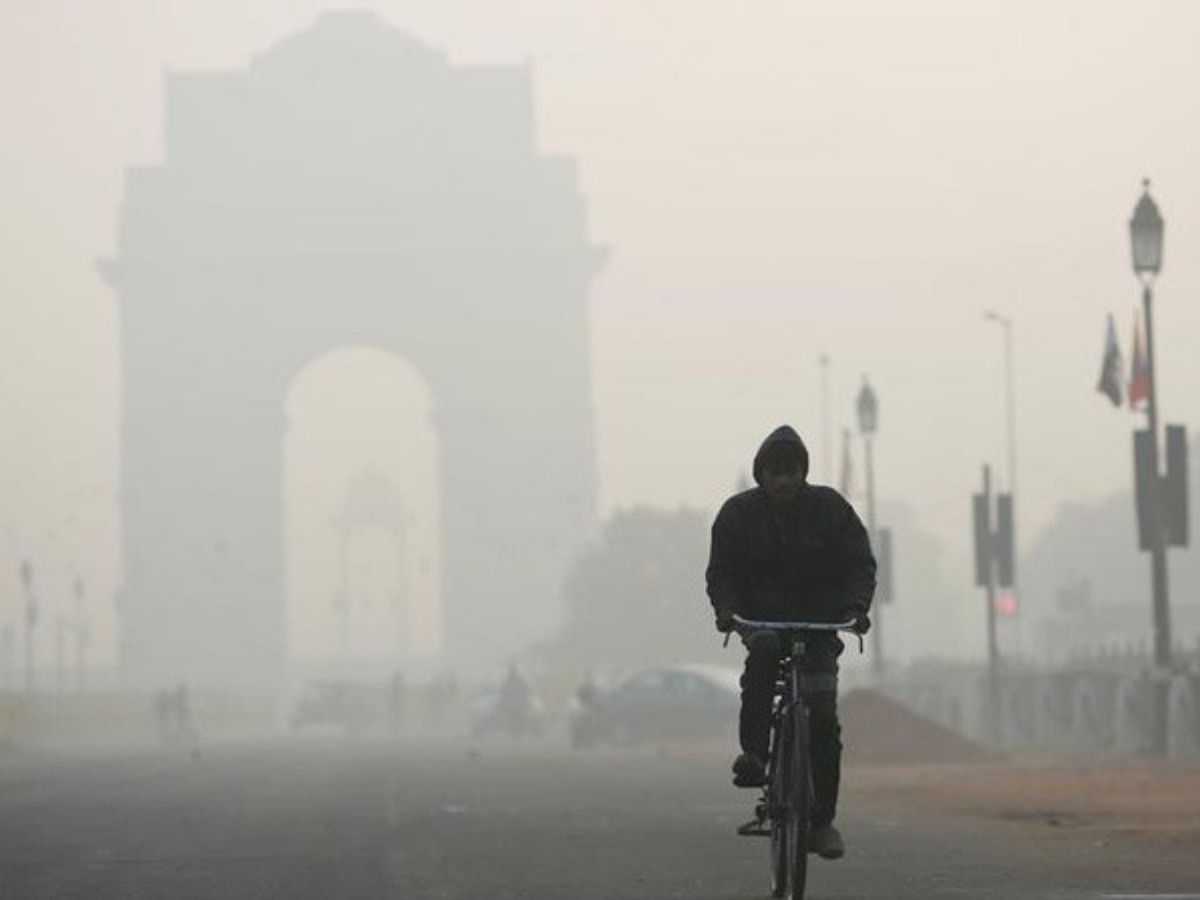 Delhi Weather: बादल, कोहरे और प्रदूषण के बीच हुई दिसंबर की शुरुआत, जानें 5 दिसंबर तक कैसे रहेंगे हालात