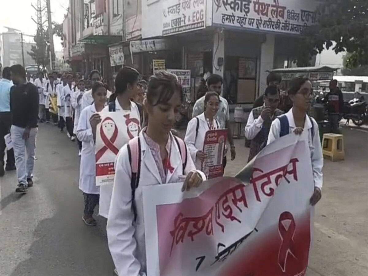 World AIDS Day: डूंगरपुर में एड्स जागरूकता के लिए MBBS और नर्सिंग स्टूडेंट ने निकाली रैली