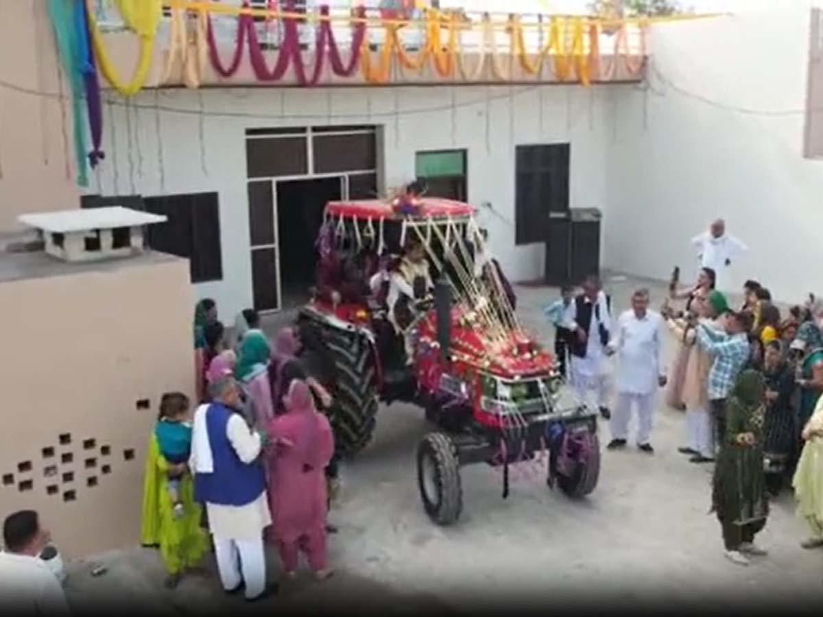 महंगी गाड़ी छोड़ ट्रैक्टर लेकर दुल्हन लेने पहुंचा दूल्हा; दुल्हन बोली, यही है मेरा हवाई जहाज! महंगी गाड़ी छोड़ ट्रैक्टर लेकर दुल्हन लेने पहुंचा दूल्हा; दुल्हन बोली, यही है मेरा हवाई जहाज!