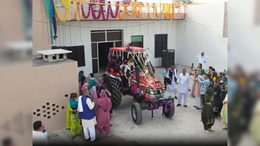 महंगी गाड़ी छोड़ ट्रैक्टर लेकर दुल्हन लेने पहुंचा दूल्हा; दुल्हन बोली, यही है मेरा हवाई जहाज! 