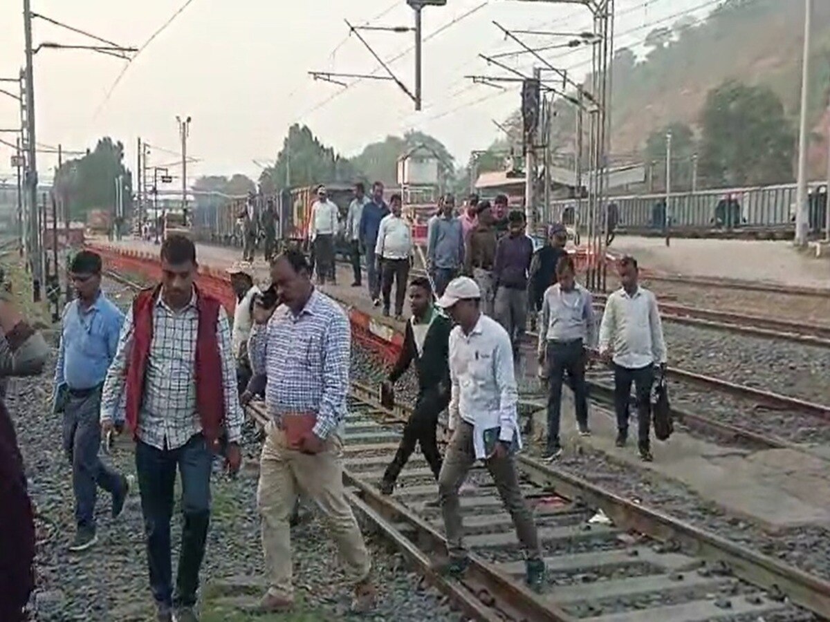Bihar News: डीआरएम ने किया झाझा रेलवे स्टेशन का औचक निरीक्षण, विकास कार्यों को लेकर दिए ये निर्देश