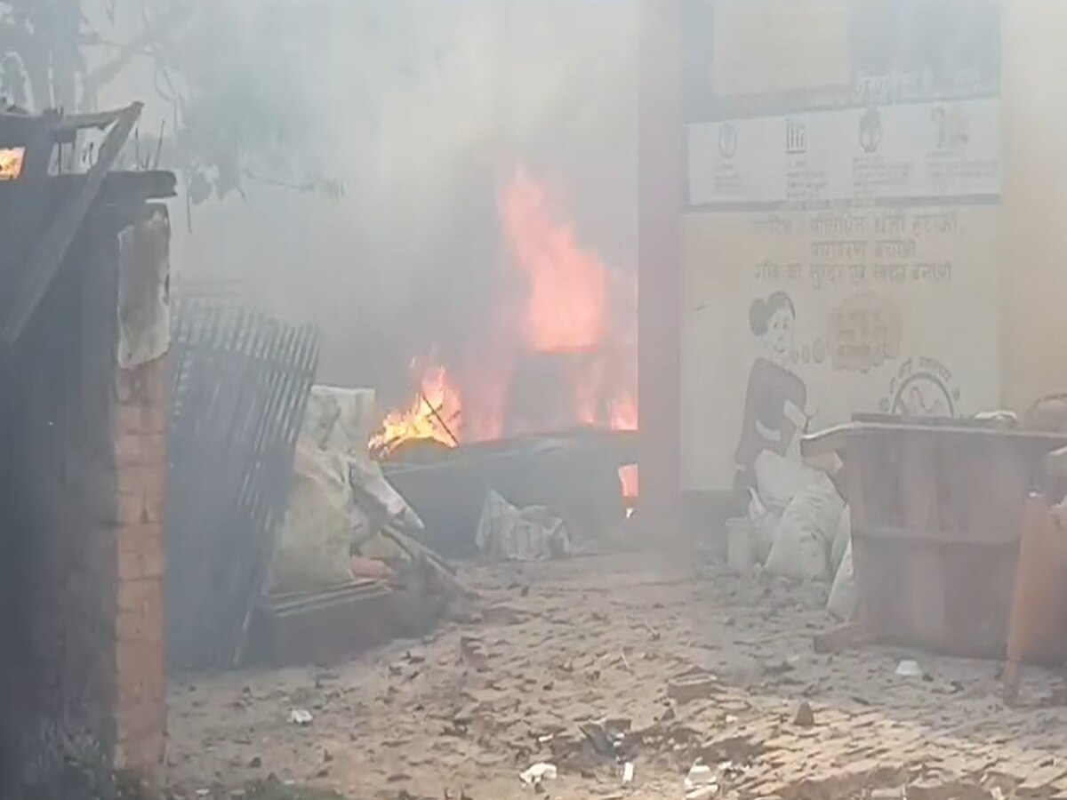 Bihar News: अतिक्रमण हटाने गई पुलिसकर्मियों पर पहले पथराव, फिर 160 झोपड़ियों में लगा दी आग