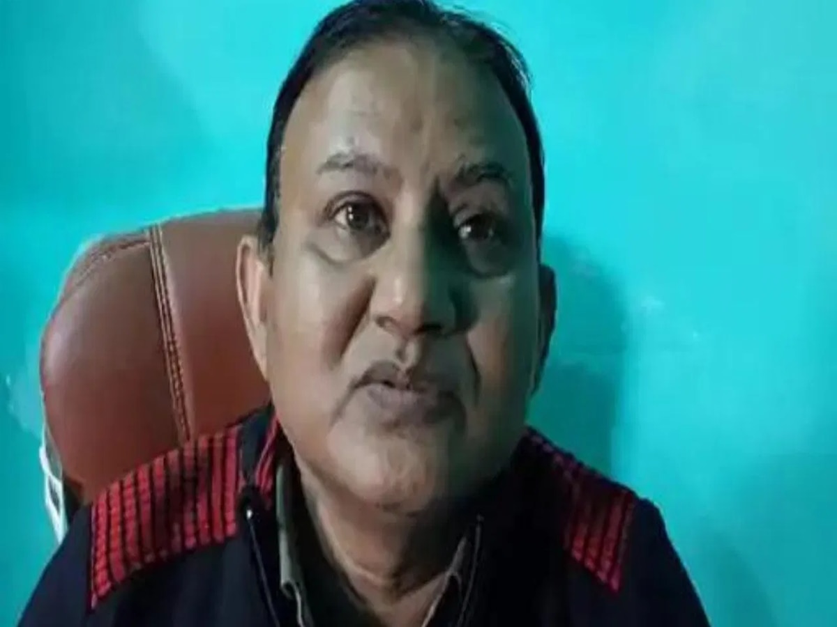 Bihar News: मास्टर साहब छात्राओं से करके थे गंदी बात, दिखाता था अश्लील वीडियो, हुआ सस्पेंड