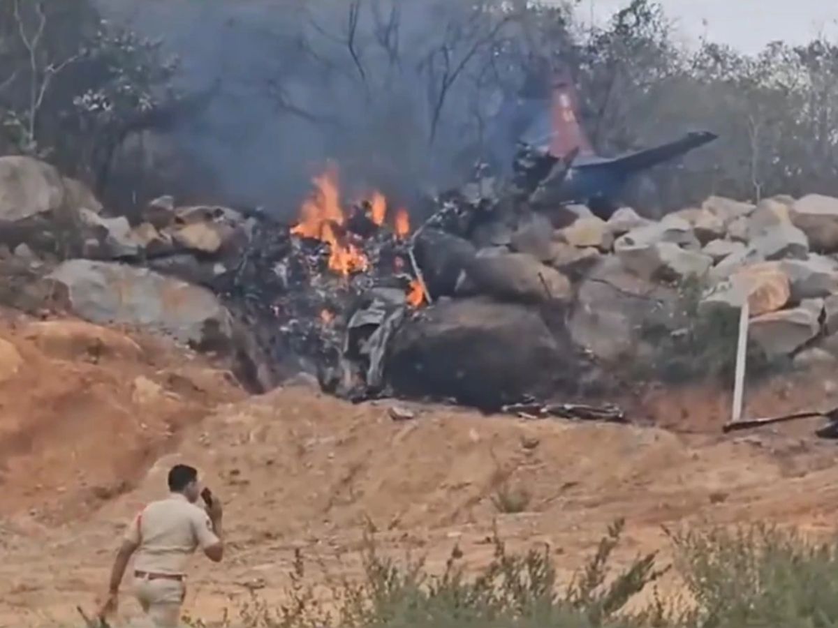 Telangana IAF tranny plane crash: तेलंगाना में बड़ा हादसा, भारतीय वायुसेना का ट्रेनी विमान हुआ क्रैश, दो पायलट की मौत 