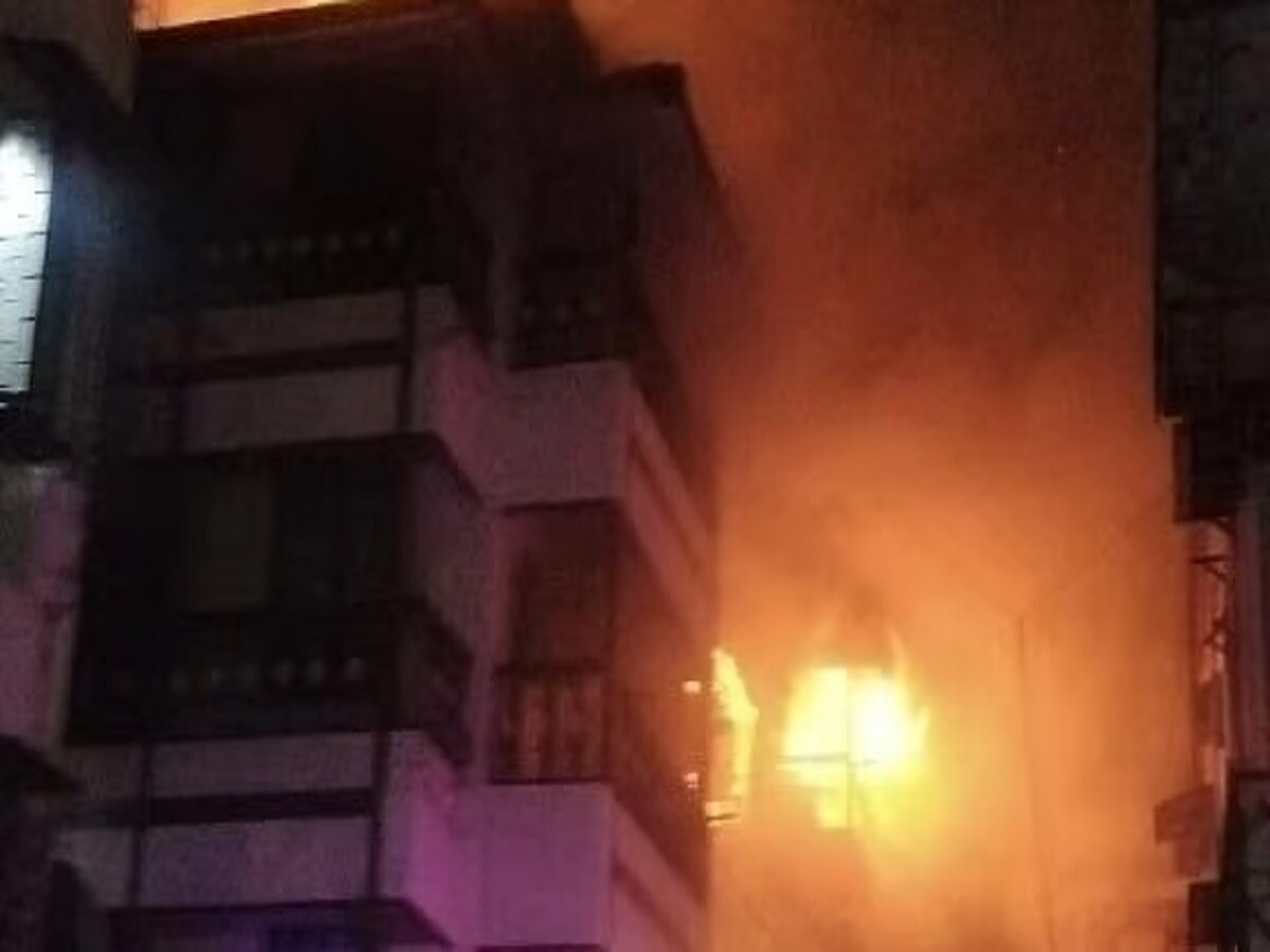 Mumbai: घर में लगी आग में फंसी मां को छोड़ने से इनकार कर शख्स अंदर ही रह गया और फिर...पढ़ें- खौफनाक दास्तान