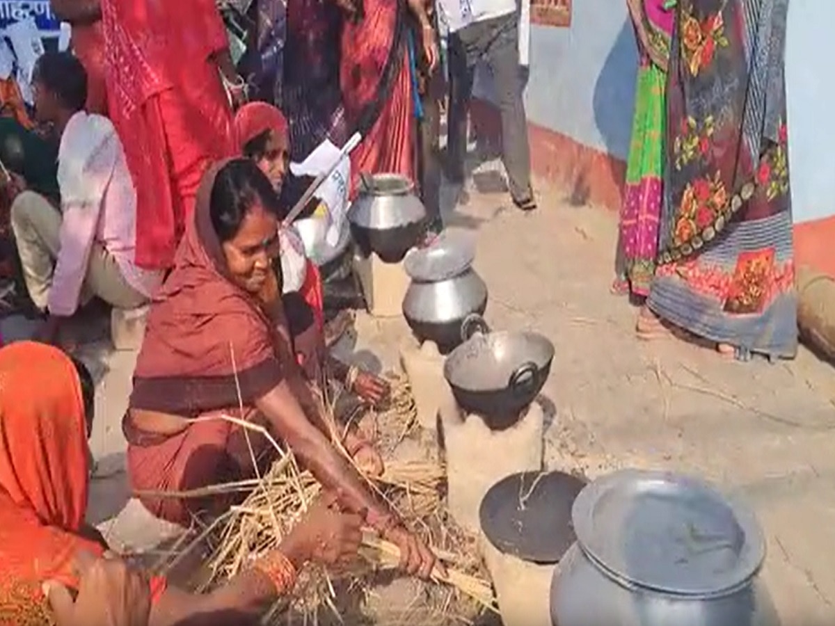 चूल्हा-बर्तन लेकर महिला मजदूरों का प्रदर्शन