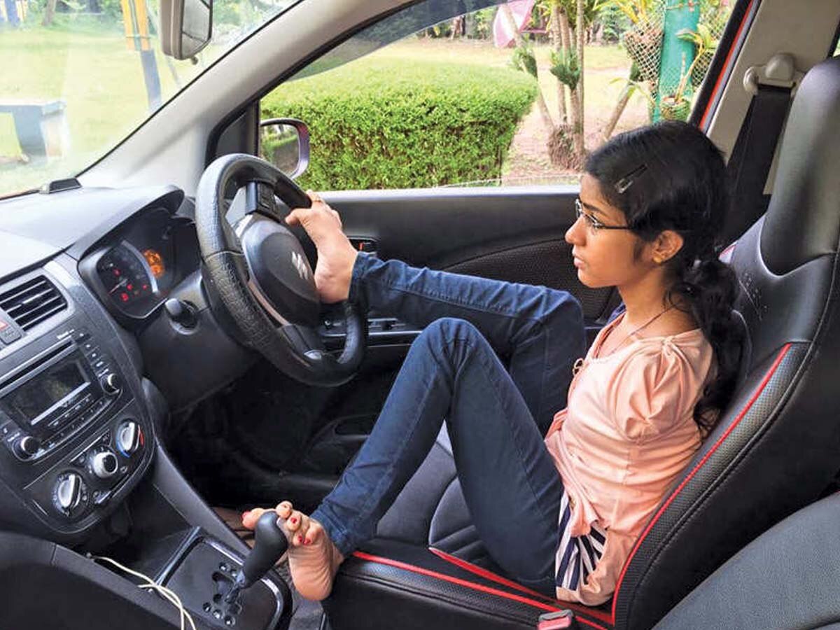 Video: बिना हाथों लड़की को मिला ड्राइविंग लाइसेंस, इस तरह से चलाएगी गाड़ी