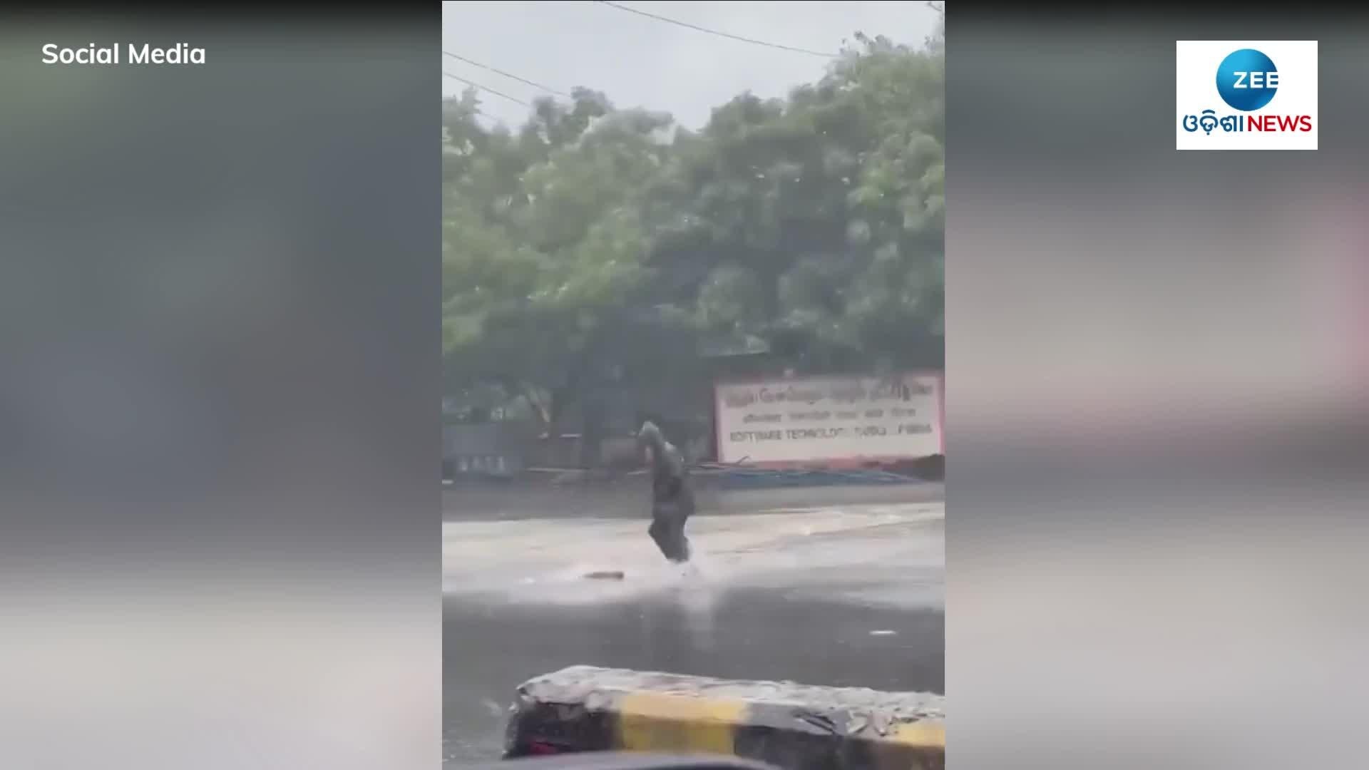 Cyclone Raining Fish Cyclone: Heavy rain due to storm people caught fish in the middle of ...