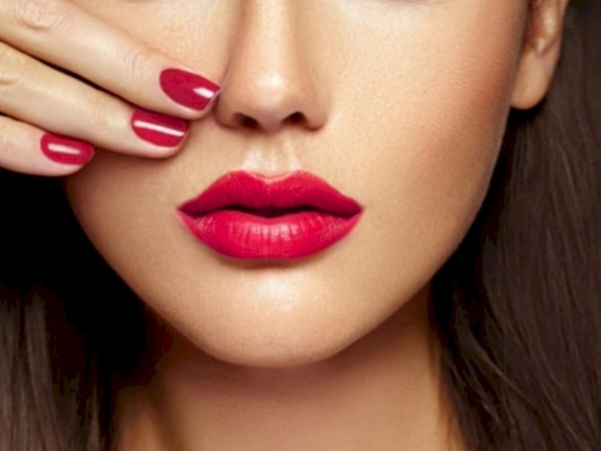 Dry Lips Tips ठंडियों में गुलाब की तरह खिले होंठों के लिए अपनाएं ये