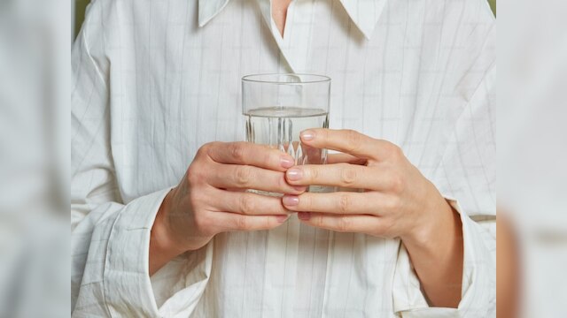 If you drink water from the same bottle multiple times you may have to face  vomiting and diarrhea| सावधान! एक ही बॉटल से पीते हैं कई बार पानी, तो करना  पड़ सकता