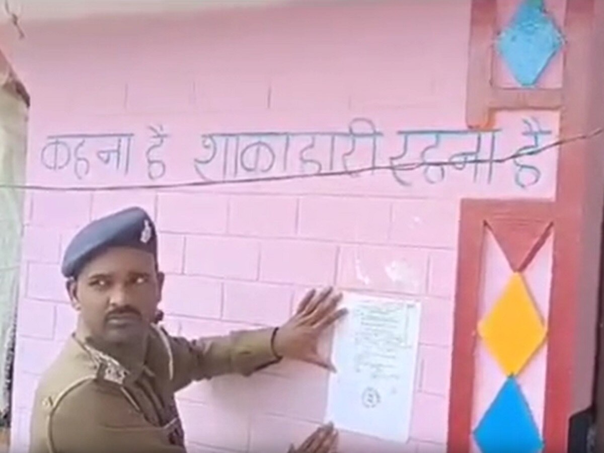 पुलिस ने वारंटियों के घर चस्पा किया इश्तेहार