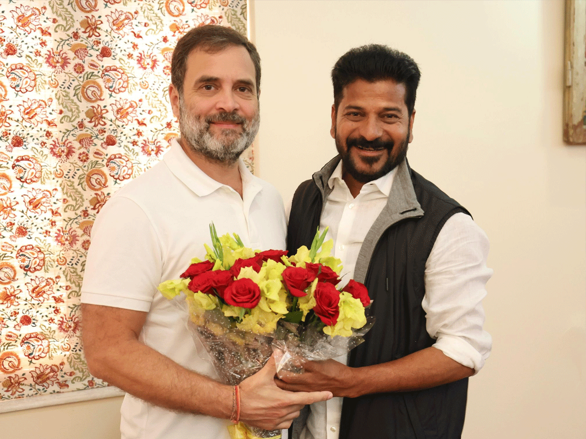 Revanth Reddy Oath: राहुल गांधी ने रेवंत रेड्डी को दी बधाई, कल CM पद की लेंगे शपथ, सोनिया गांधी प्रोग्राम में होंगी शामिल ! Revanth Reddy Oath: राहुल गांधी ने रेवंत रेड्डी को दी बधाई, कल CM पद की लेंगे शपथ, सोनिया गांधी प्रोग्राम में होंगी शामिल !