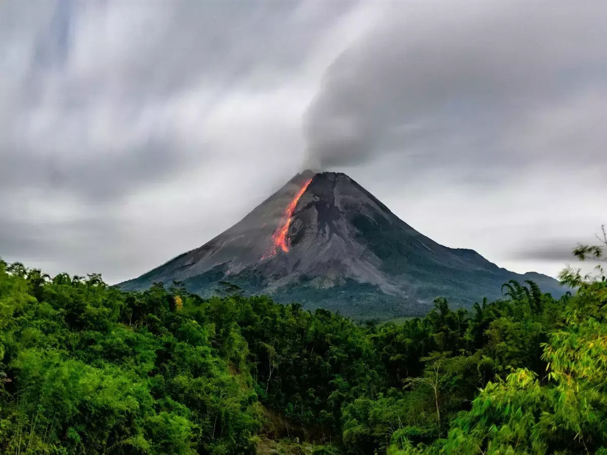 Indonesia Volcano Eruption: କାଳ ସାଜିଛି ଆଗ୍ନେୟଗିରି; ୧୧ ପର୍ବତାରୋହୀଙ୍କ ସମେତ ୨୨ ମୃତ