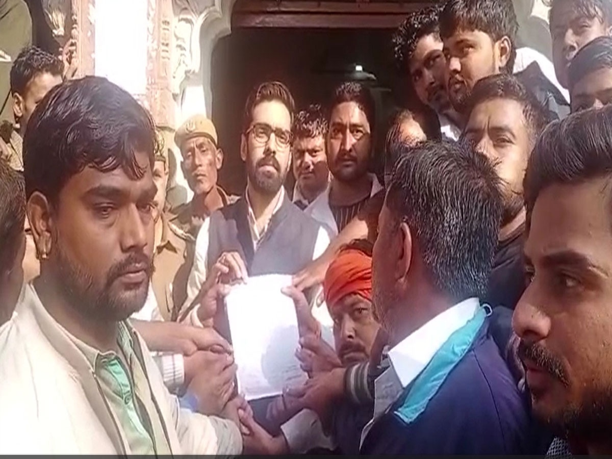 Sukhdev Singh Gogamedi murder case : राजपूत समाज ने धौलपुर में निकली आक्रोश रैली, कलेक्ट्रेट कार्यालय का घेराव कर लोगों ने किया प्रदर्शन