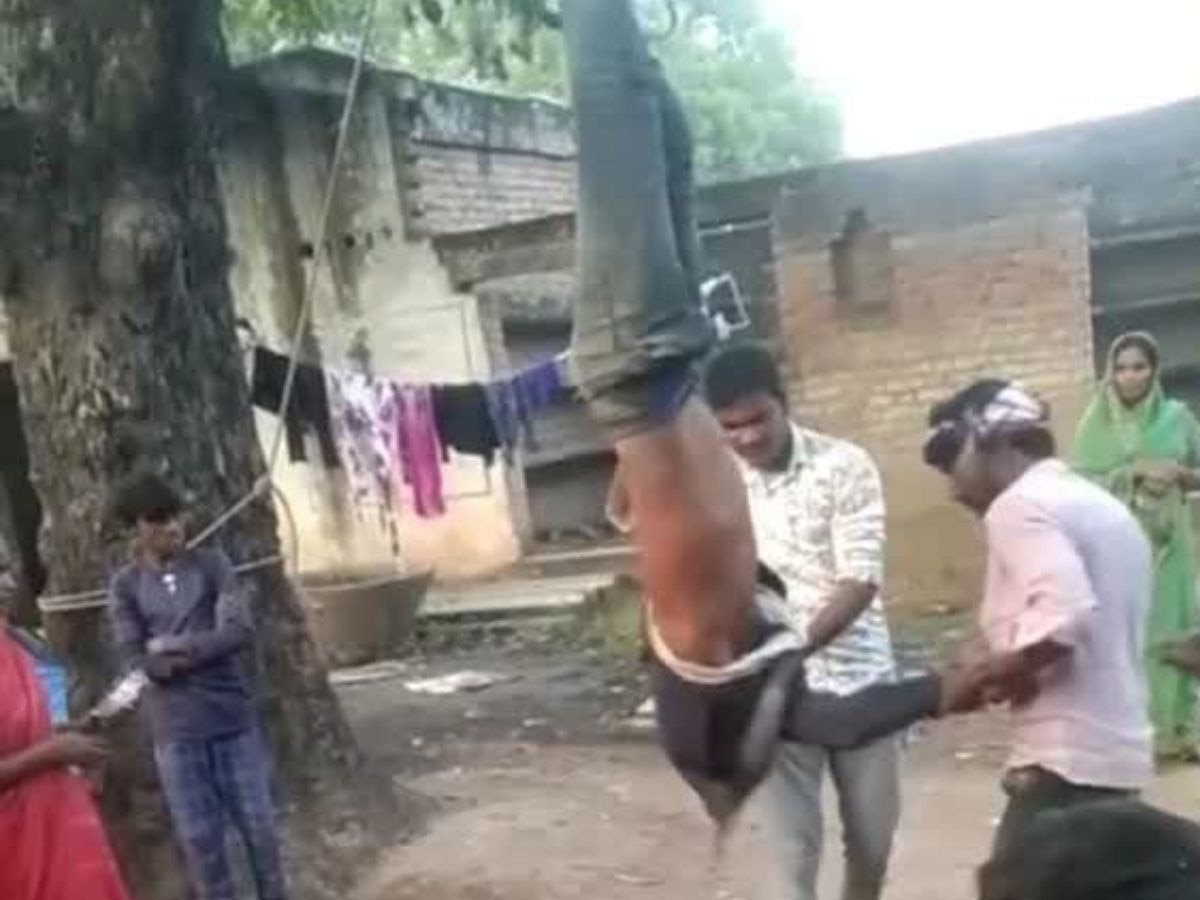मीरजापुर में तालिबानी सजा! युवक को पेड़ से उल्‍टा लटका कर पीटा, जख्‍मों पर मिर्च का पाउडर लगाया, वीडियो वायरल 