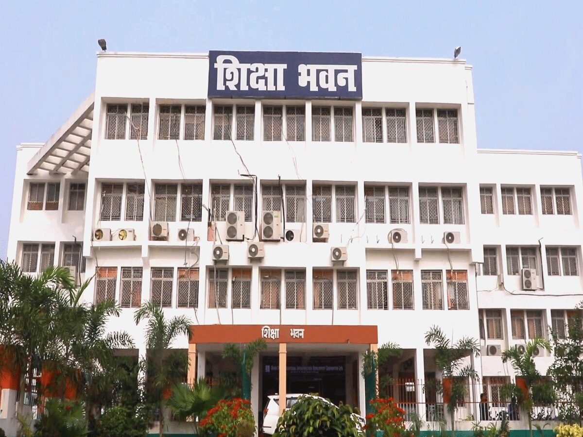  Noida: गैर-कनूनी तरीके से चल रहे कोचिंग सेंटर पर शिक्षा विभाग ने कसा शिकंजा,  32 कोचिंग सेंटर पर जड़ा ताला