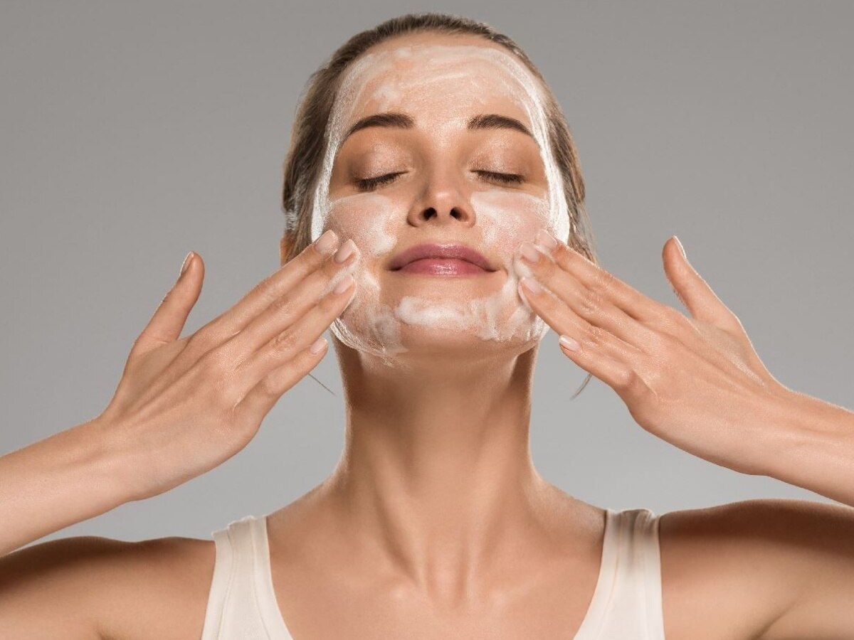 चेहरे की रंगत सुधार देता है कच्चा दूध, जानें त्वचा पर इसे लगाने के फायदे