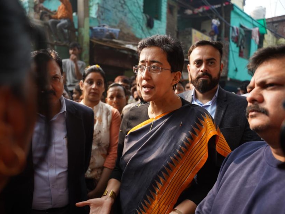 Atishi News: अशोक विहार में जल मंत्री का औचक निरीक्षण, सीवर की बदहाल स्थिति को देख अधिकारियों को लगाई फटकार