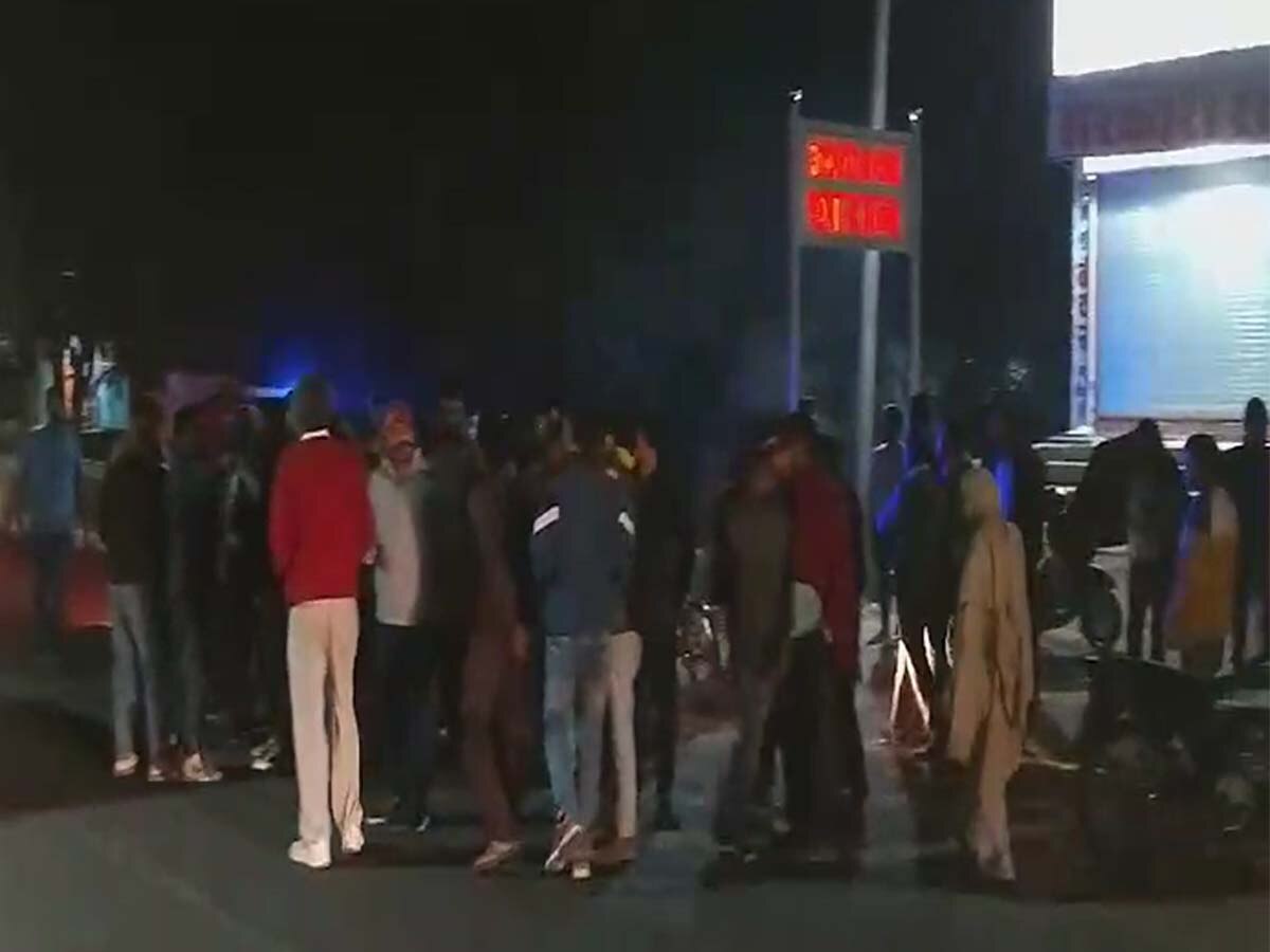 सड़क हादसे के दौरान देर रात घटना स्थल पर मौजूद भीड़. 