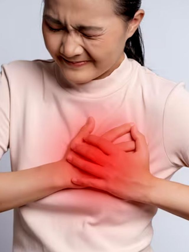 Heart attack symptoms: हार्ट अटैक से पहले लोगों में दिखते हैं ये 4 लक्षण, हो जाएं सावधान 