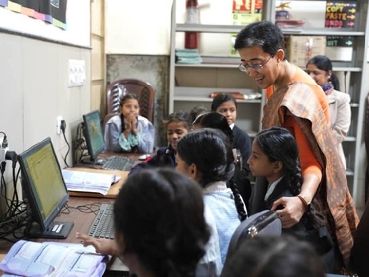 Delhi News: शिक्षा मंत्री आतिशी ने किया गर्ल्स स्कूल का औचक निरीक्षण, सामने आईं ये चीजें