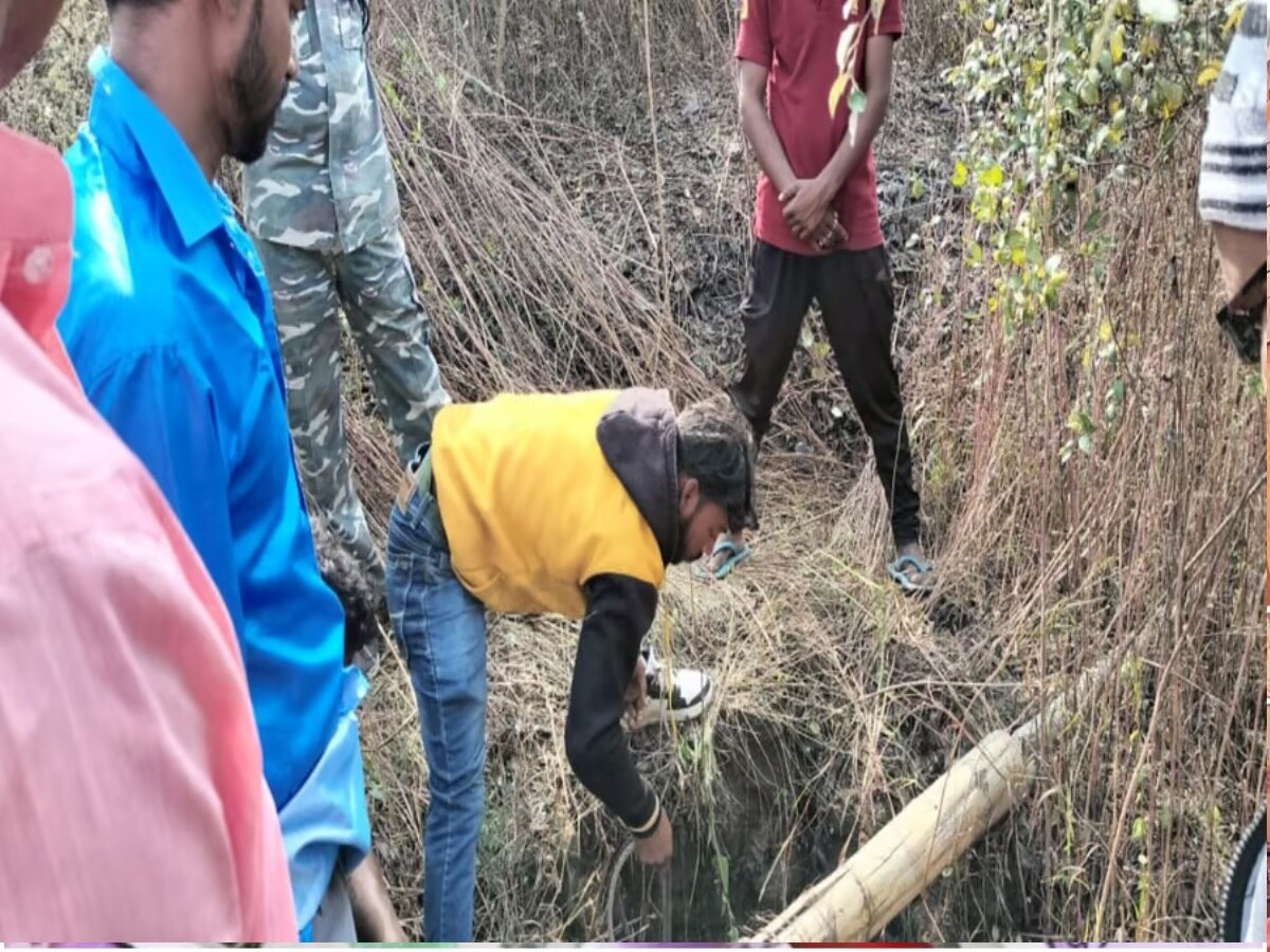 Jharkhand News: गिरिडीह में पहाड़ पर बेर तोड़ने के दौरान अवैध खंता में गिरा बच्चा, रेस्क्यू जारी