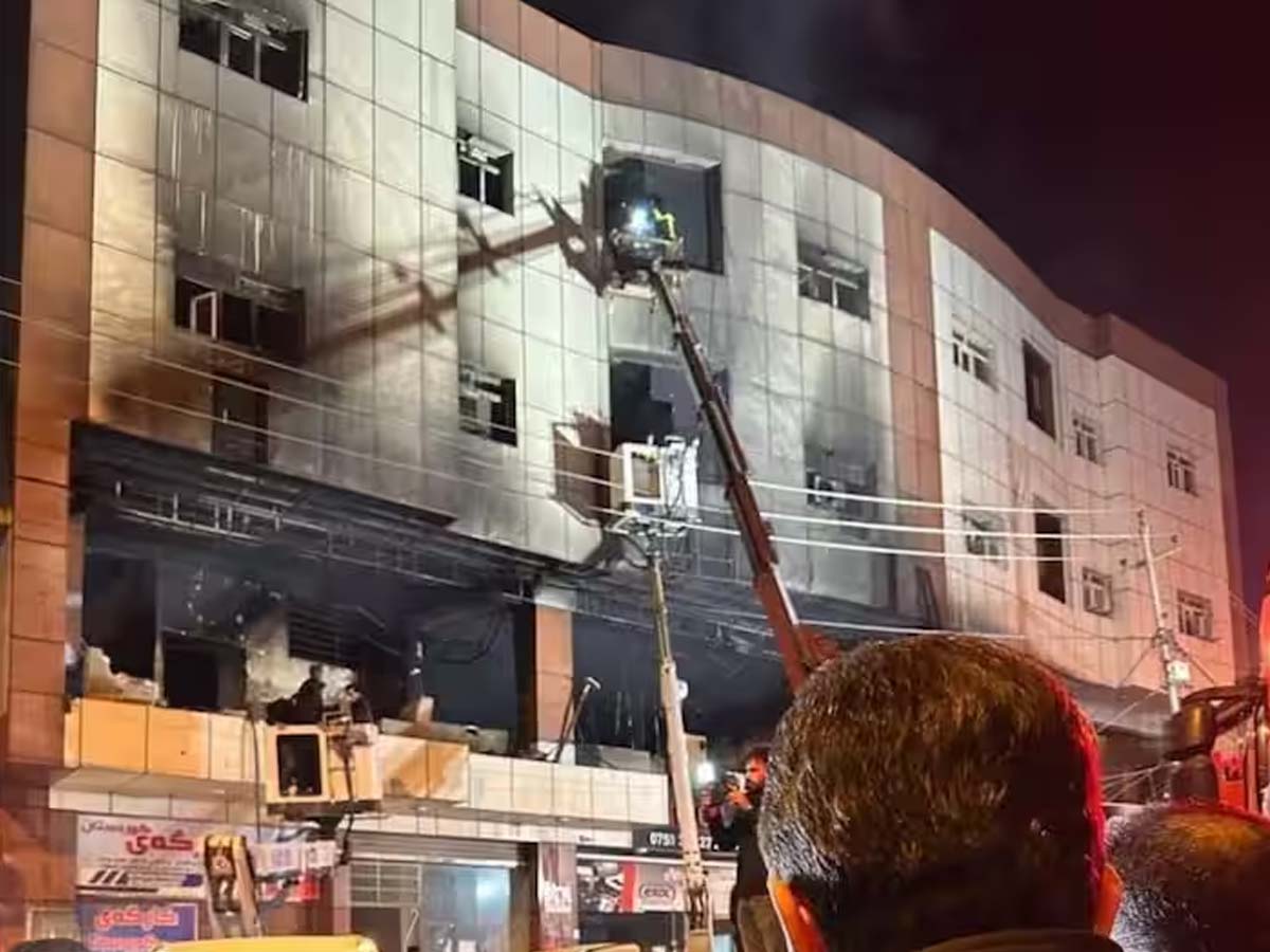 बड़ा हादसा! इराक यूनिवर्सिटी के हॉस्टल में लगी आग, 14 की मौत, 18 बुरी तरह जख्मी बड़ा हादसा! इराक यूनिवर्सिटी के हॉस्टल में लगी आग, 14 की मौत, 18 बुरी तरह जख्मी