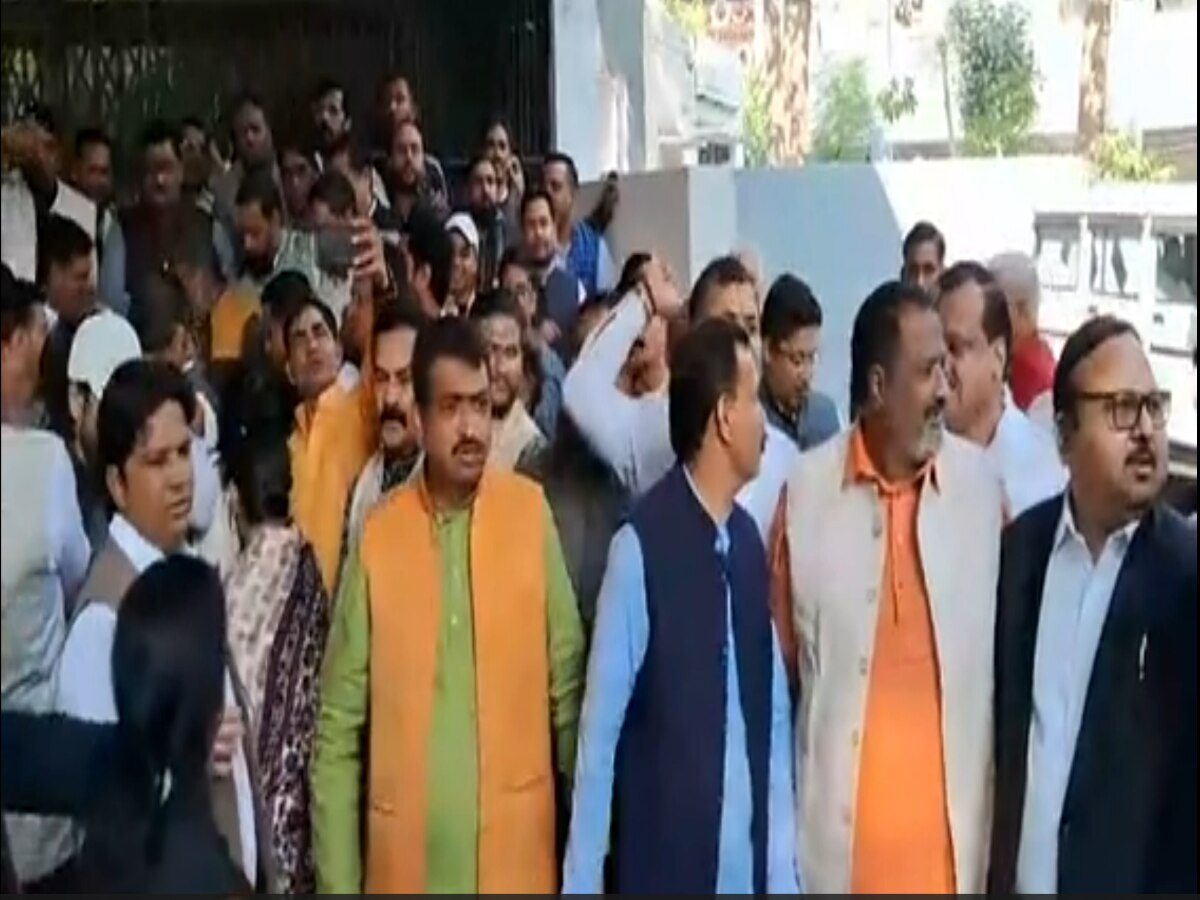 Ghaziabad News: कांग्रेस सांसद यहां करोड़ों की रकम मिलने को लेकर भाजपा जिलाध्यक्ष ने किया प्रदर्शन